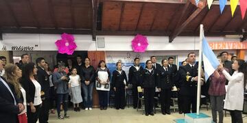 Izado de la Bandera Nacional, en la escuela Nº 5 José maría Beauvoir Tolhuin, Tierra del Fuego