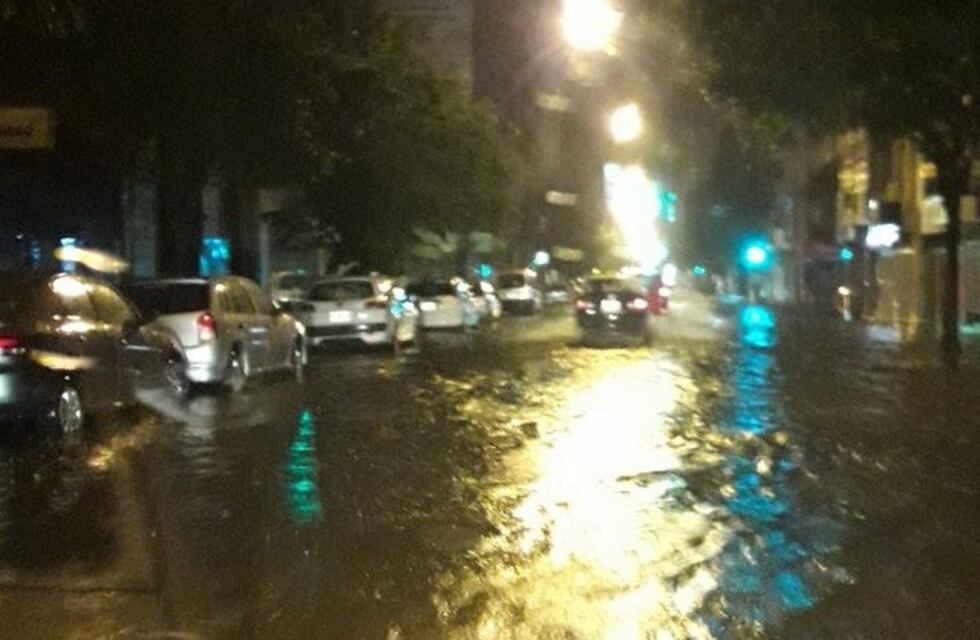 El temporal dejó calles anegadas y al menos cuatro zonas sin luz en Rosario
