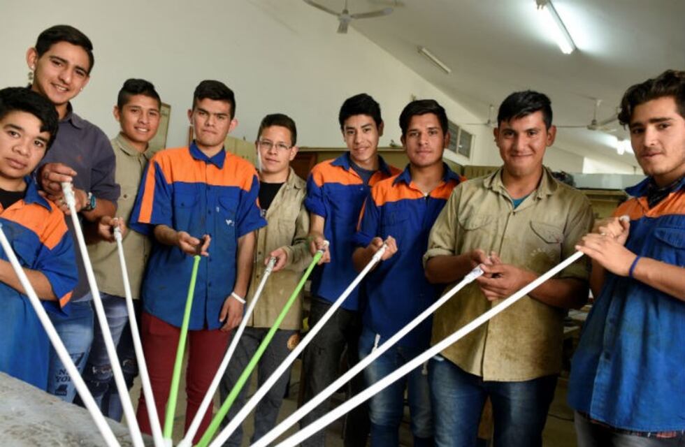 Fabricaron un bastón de aluminio para discapacitados visuales