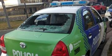 Arremetió contra un patrullero de policía