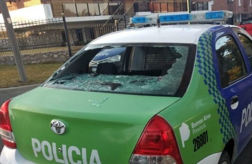 Se resistió a que le secuestraran el auto y rompió un patrullero
