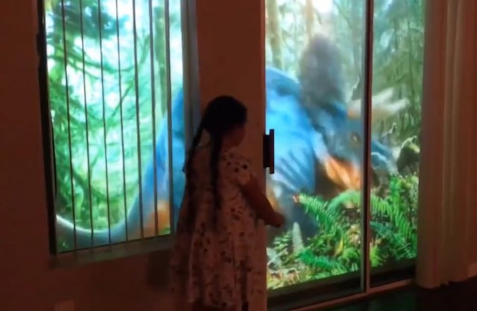 Armó un parque de dinosaurios para su hija en el patio de la casa