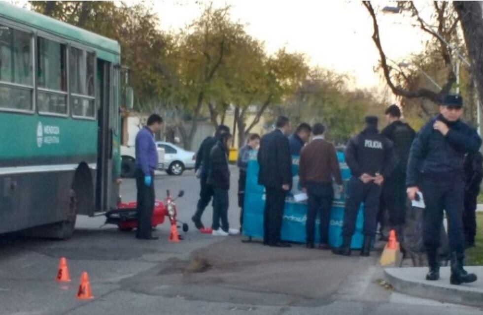 Accidente fatal: un motociclista murió tras chocar contra un micro