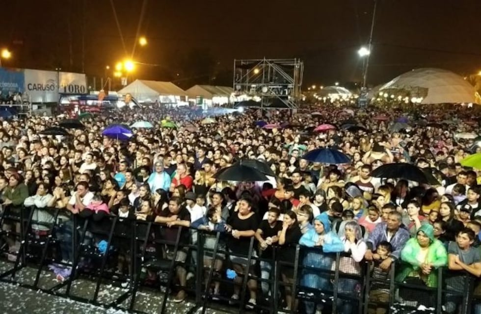 A pesar de la lluvia, hubo alrededor de 5 mil personas en la segunda noche de Colectividades