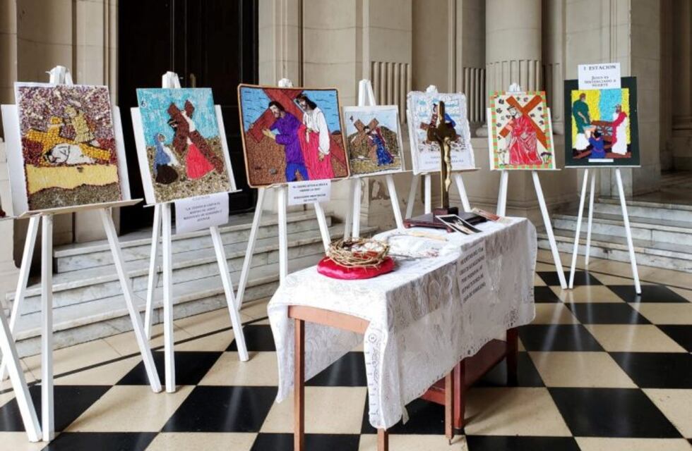 Exponen ermitas del Vía Crucis en el hall de Casa de Gobierno