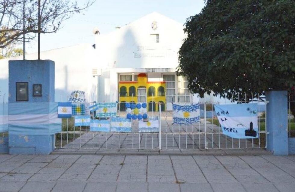 Alumnos pampeanos en cuarentena vistieron la escuela con sus trabajos para el 25 de Mayo