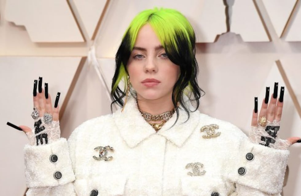 Billie Eilish se sacó su ropa a modo de protesta con un fuerte mensaje feminista