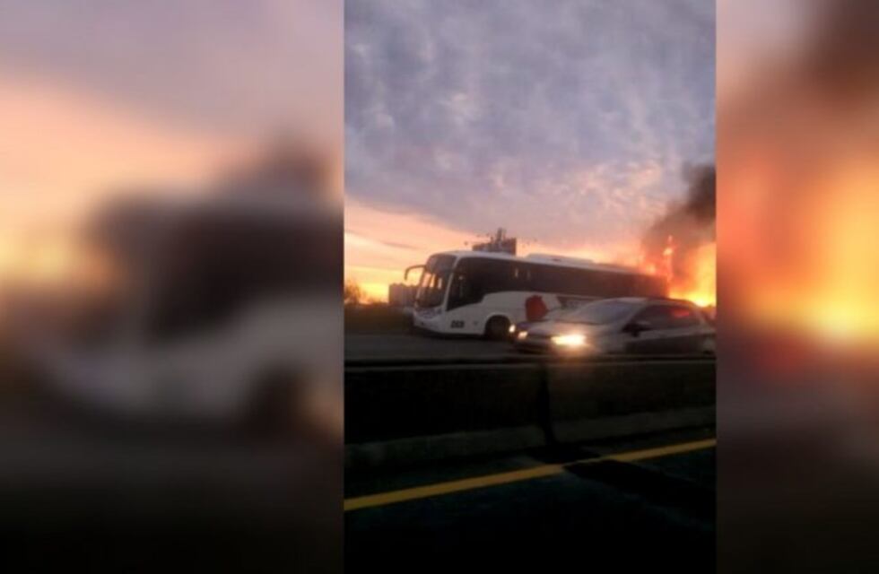 Susto en la autopista por el incendio de un micro de la Costera