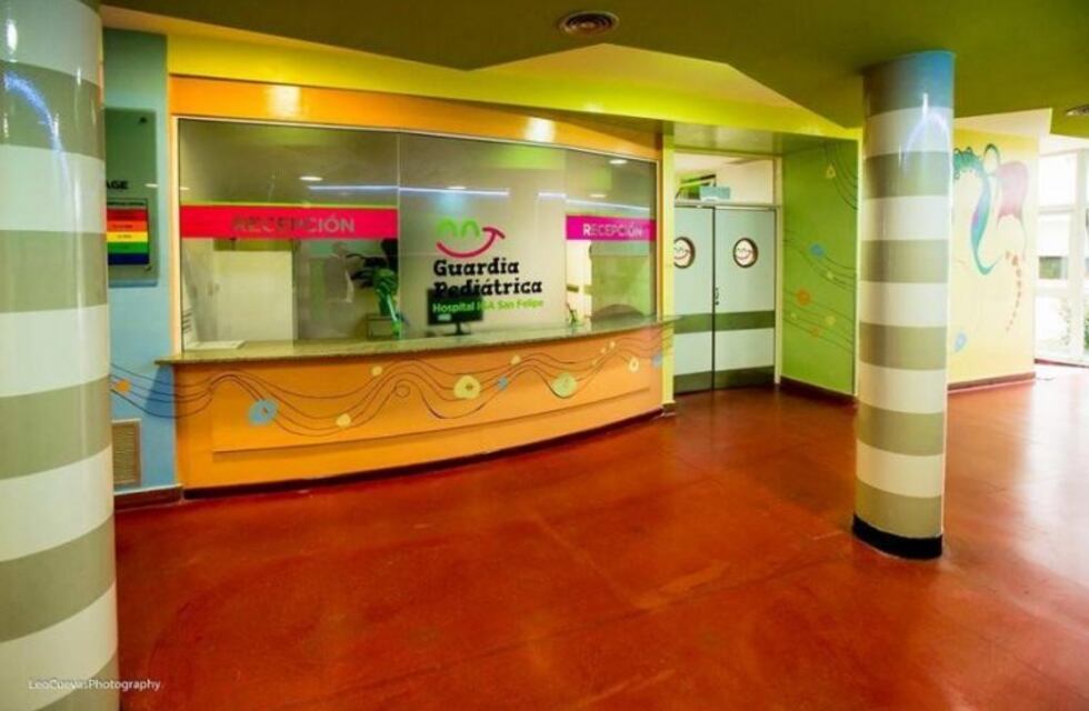 Manejaba con su hijo en la falda y tuvo que colaborar con la Guardia Pediátrica del San Felipe