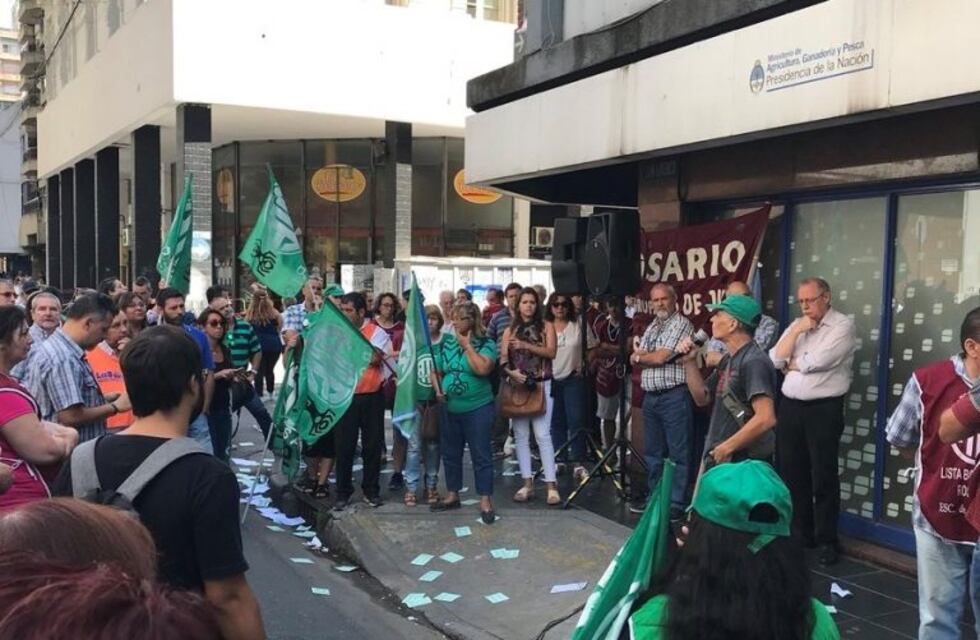 Trabajadores del Senasa protestaron en el microcentro rosarino contra los despidos