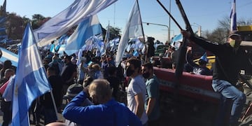 En la concentración se repitieron carteles y reclamos tras el anuncio de la intervención de la agroexportadora\u002E (@pachelom)