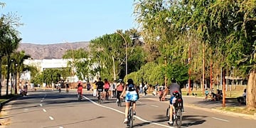 Personas de todas las edades se dieron cita esta tarde en la costanera carlospacense\u002E (Foto: VíaCarlosPaz)\u002E