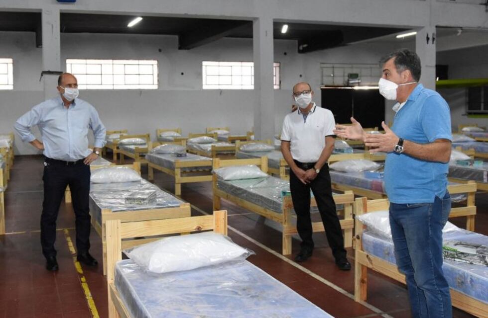 El gobernador Omar Perotti recorrió el centro de aislamiento del club 9 de Julio