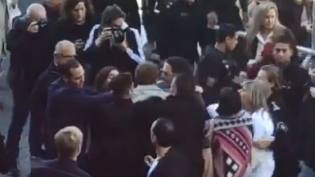 Pelea entre familiares de las víctimas de la explsión de Salta 2141\u002E (Captura)