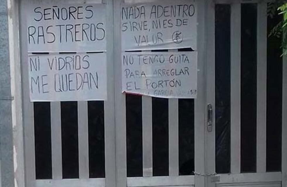 Cansados de los robos, empapelaron el portón con ingeniosos carteles para los ladrones