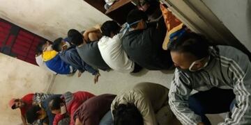 Fueron demorados por jugar al fútbol\u002E