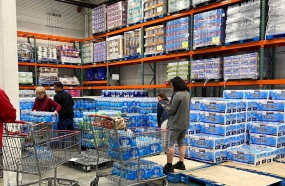 Estadounidenses cruzan a México a comprar productos de primera necesidad