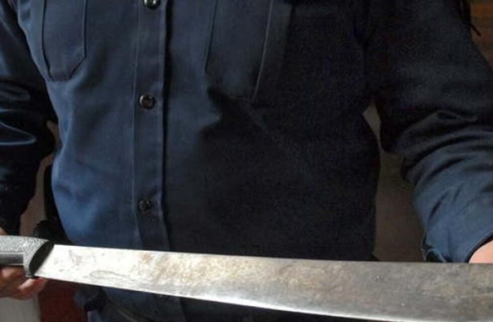 Buscan a un hombre que atacó con un machete a su vecina y huyó