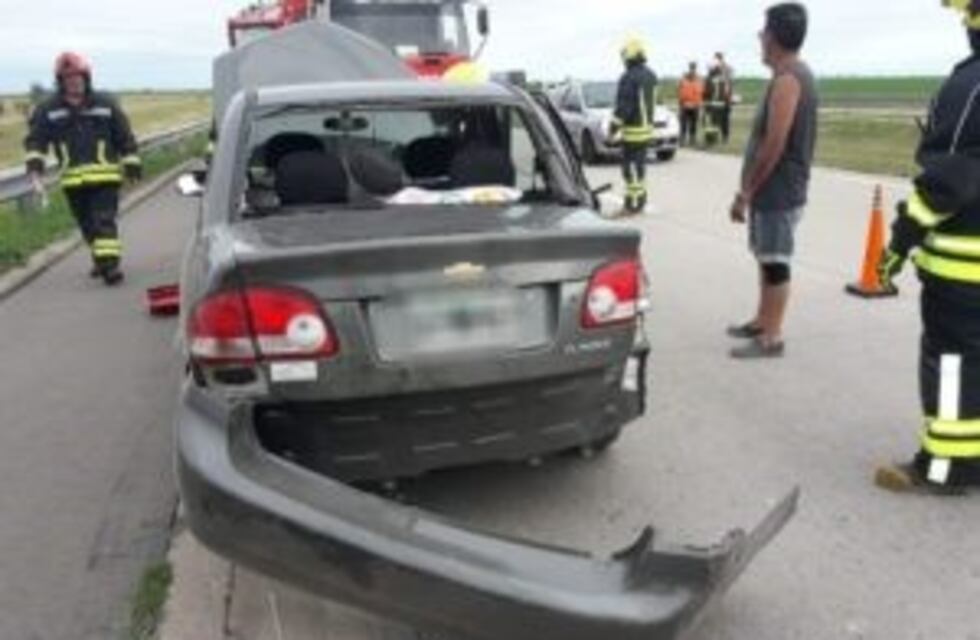 Leones: chocó contra un colectivo, cruzó la Autopista y terminó en el carril contrario