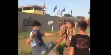 Momento en que Mateo Romby, de 19 años, es golpeado con una patada a la cara a la salida de un boliche, en Villa Gesell\u002E
