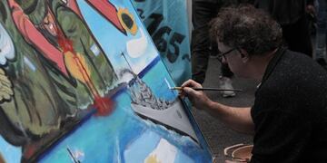 AME2374\u002E CIUDAD DE BUENOS AIRES (ARGENTINA), 10/06/2019\u002E- Organizaciones sociales argentinas se movilizaron este lunes frente a la embajada del Reino Unido, en Buenos Aires para protestar contra la \