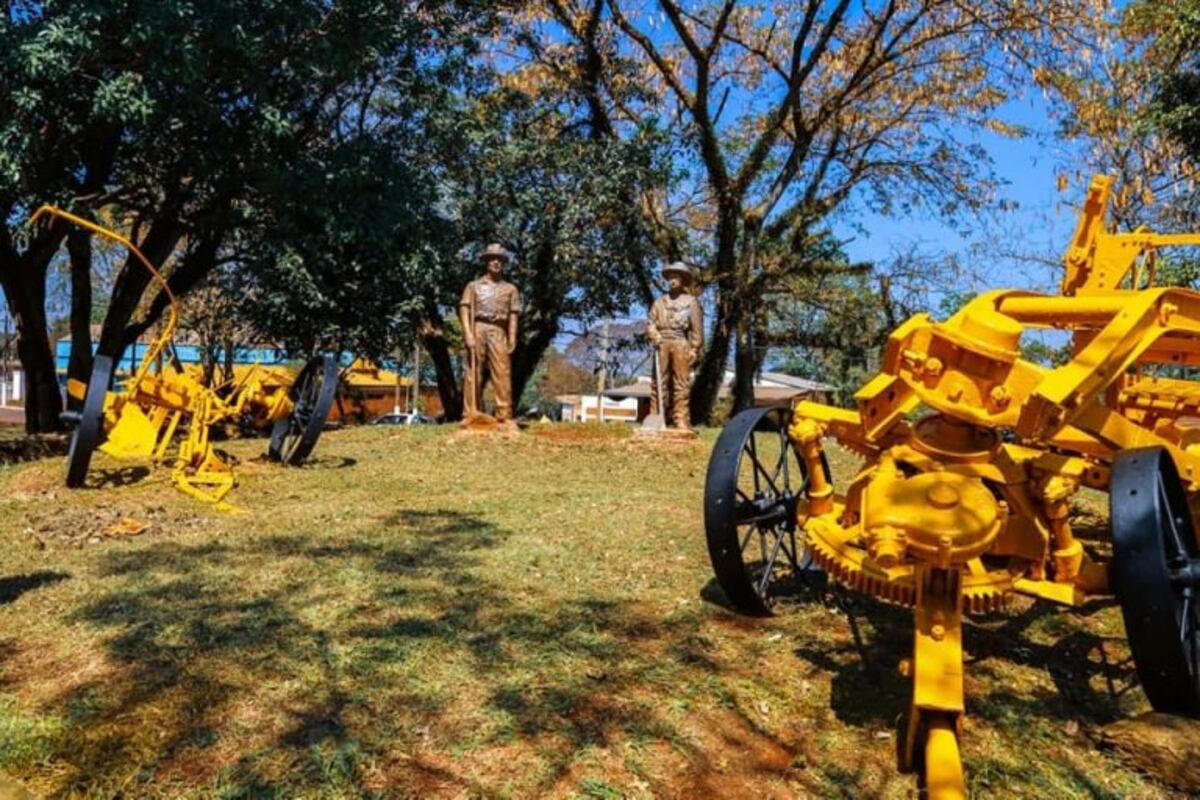 Los operarios trabajan en los diferentes espacios públicos