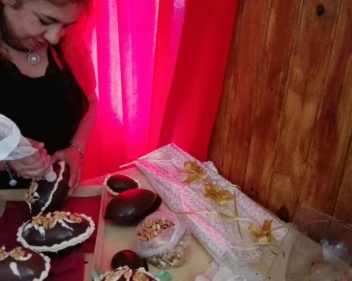 Tendencia en Mendoza: más gente elabora huevos de pascuas como salida laboral