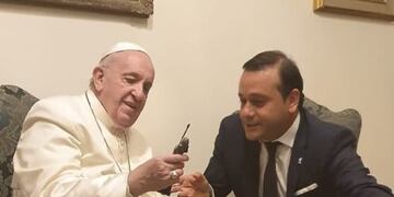 El Papa recibe una imagen de Andresito con su lanza\u002E El héroe misionero en manos del Pontífice\u002E (Gobierno)