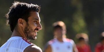 El delantero Ignacio Scocco le regalu00f3 a sus hijos la pelota con la que consiguiu00f3 un hat-trick ante Vu00e9lez.