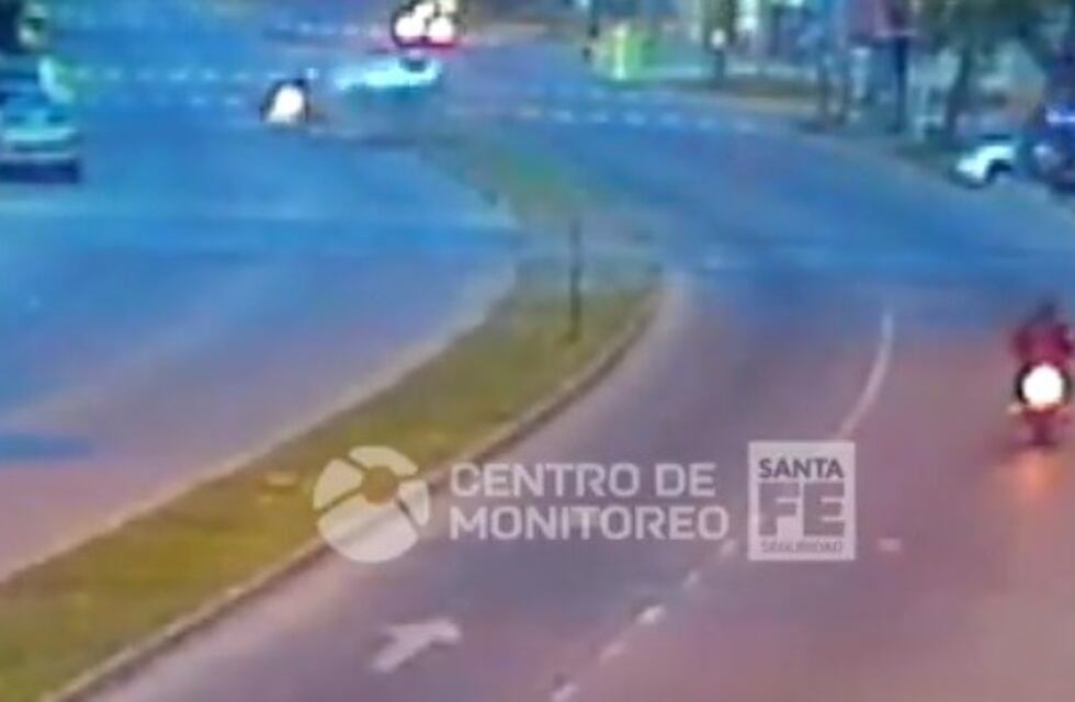 Espectacular vuelco de un auto en plena avenida Pellegrini quedó registrado por las cámaras