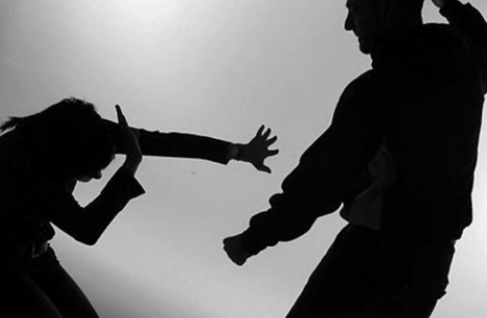 Un hombre le pegó a su hija, la cortó y le dijo que la iba matar