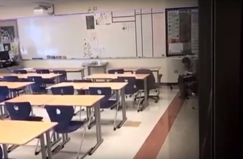 Una profesora fue filmada presuntamente inhalando cocaína en clase