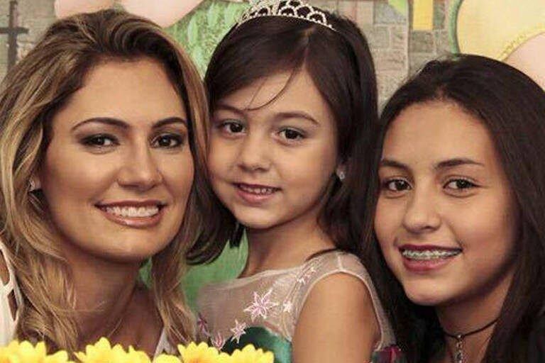 Michelle Bolsonaro junto a sus dos hijas (Web)