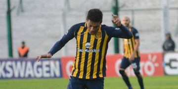 Teófilo Gutiérrez lleva el balón durante el partido que Rosario Central empató con Sarmiento de Junín\u002E