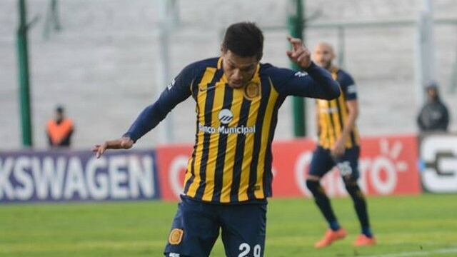 Teu00f3filo Gutiu00e9rrez lleva el balu00f3n durante el partido que Rosario Central empatu00f3 con Sarmiento de Junu00edn.