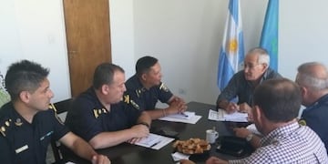 Jorge Cordiglia junto a los Jefes Policiales (prensa municipal)