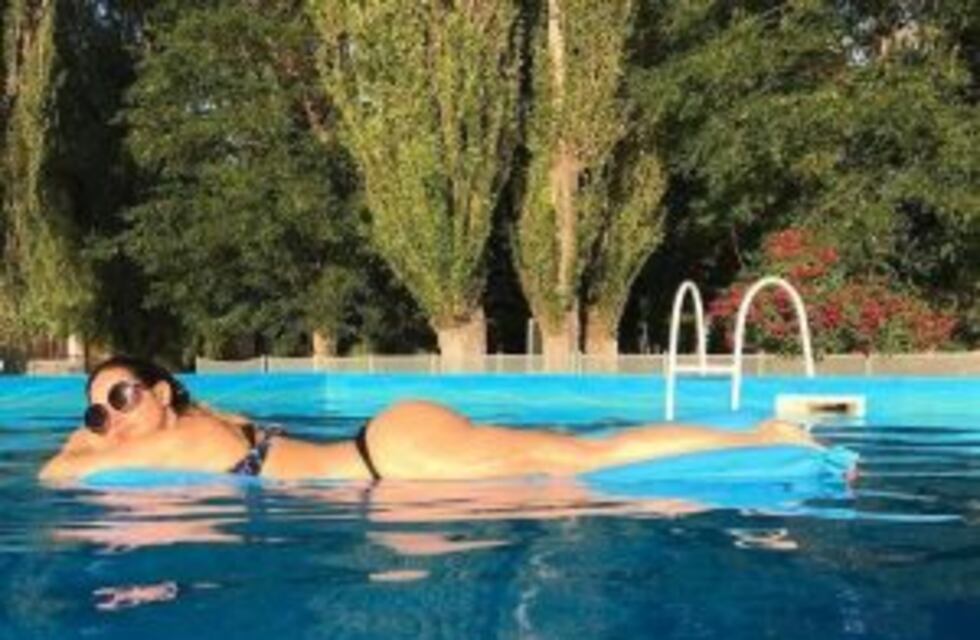 Belén Francese descansa en la pileta de sus funciones en San Rafael