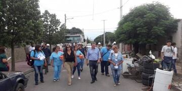 En el operativo también se dialoga con los vecinos para concientizarlos\u002E