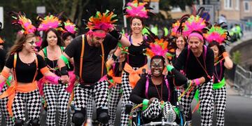 A dance troupe arrive to perform on roller blades during the Notting Hill Carnival Family Day at the annual carnival event in London, Sunday Aug\u002E 26, 2018\u002E Wet and windy weather is disrupting this summer's Notting Hill Carnival\u002E (Stefan Rousseau/PA via AP) inglaterra londres celebracion del carnaval de notting hill carnaval de notting hill
