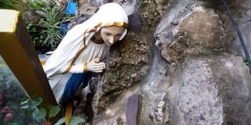 El ataque contra la imagen de la Virgen de Lourdes ocurrió a plena luz del día (Web)