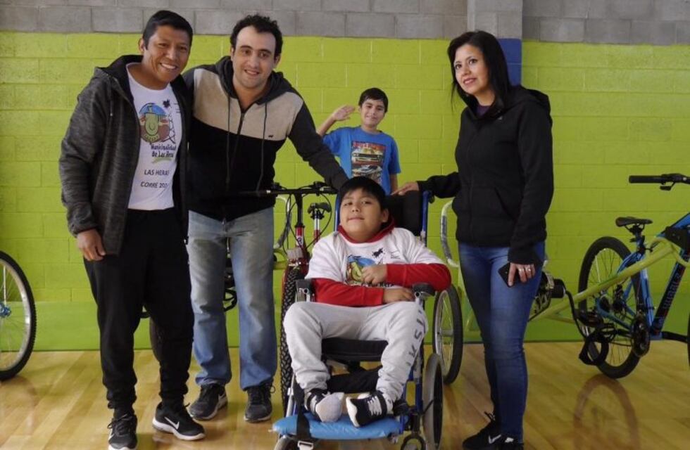 Las Heras: el Intendente entregó seis bicicletas inclusivas