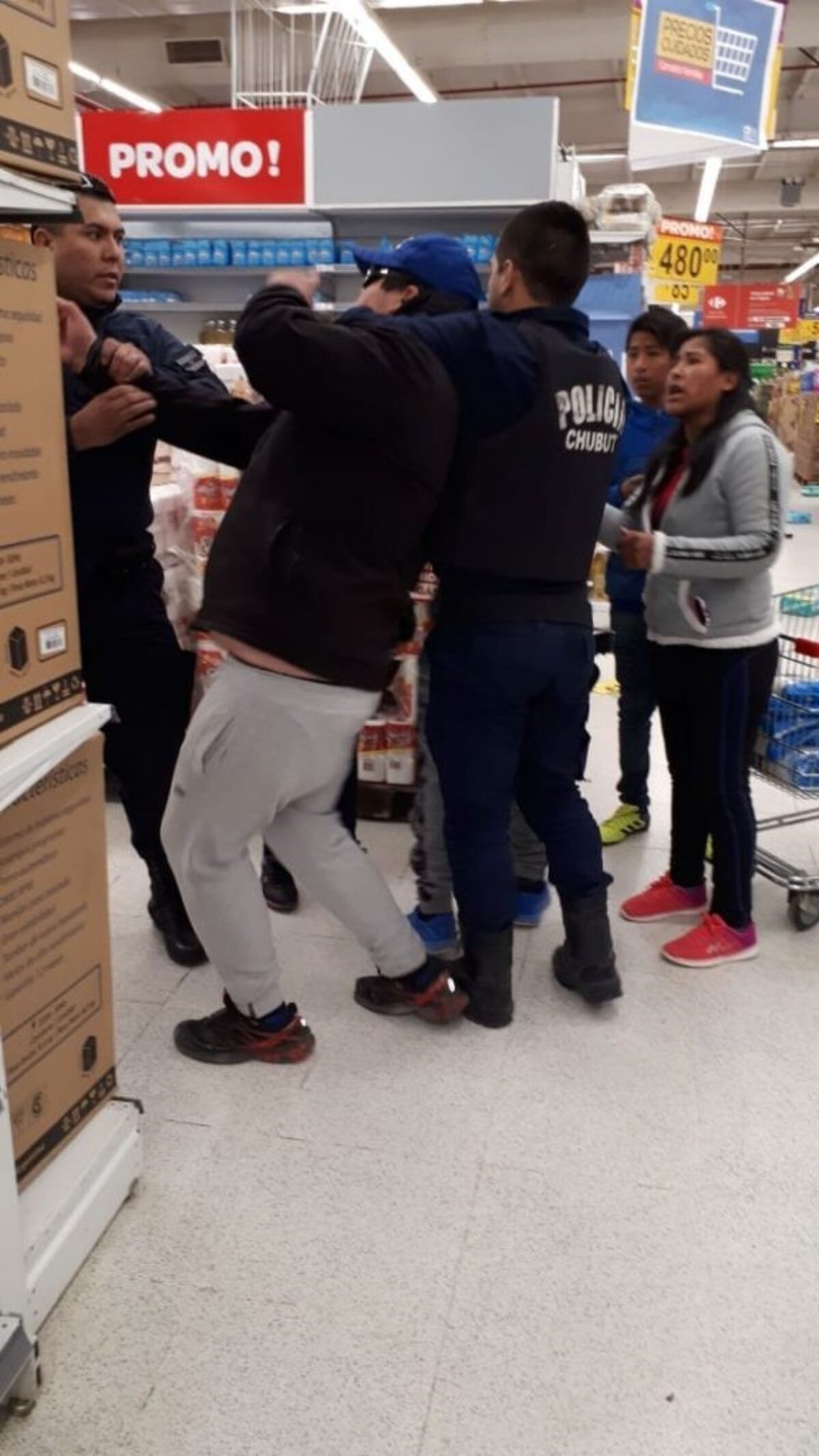 La policia detuvo a varias personas\u002E