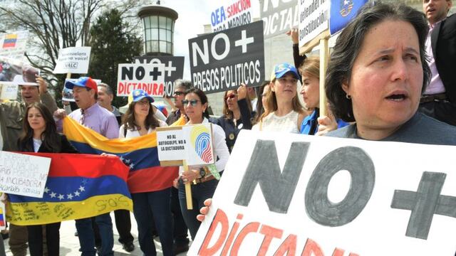 -FOTODELDIA-MIA30. WASHINGTON, DC (EE.UU), 03/04/2017.- Exiliados venezolanos residentes en Washington, DC, salieron a protestar frente a la OEA tras enterarse de que la sesiu00f3n sobre Venezuela habu00eda sido cancelada por Bolivia hoy, lunes 3 de abril de 2017, en Washington (EE.UU). El Consejo Permanente de la Organizaciu00f3n de Estados Americanos (OEA) se prepara para iniciar una sesiu00f3n sobre Venezuela, que seru00e1 presidida por Honduras ante la ausencia de Bolivia, presidente titular del Consejo Permanente y que suspendiu00f3 la reuniu00f3n esta mau00f1ana. EFE/LENIN NOLLY.