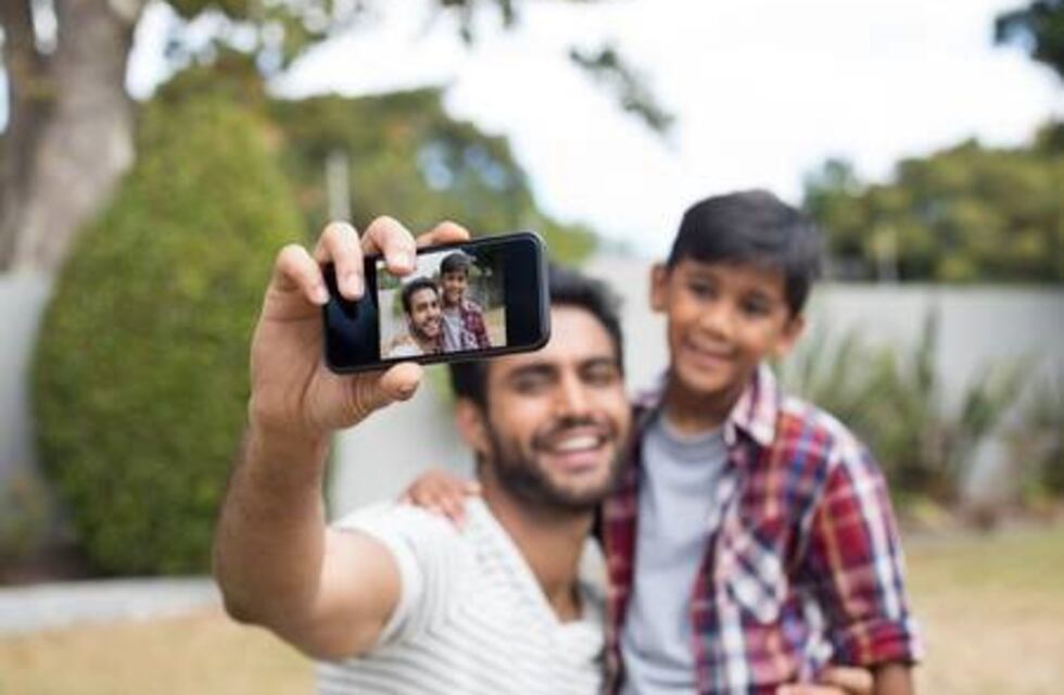 Un hombre arriesgó la vida de su pequeño hijo por una foto colgando de un precipicio