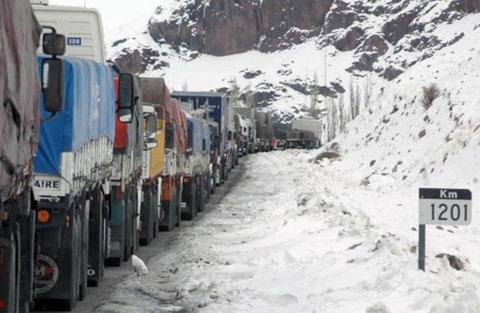 Más de cuatrocientos camiones esperan en Uspallata para pasar a Chile