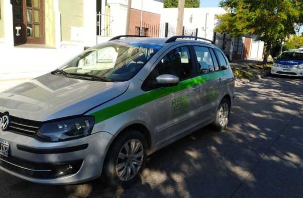 Dos jóvenes arrestados por robarle a un remisero