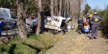 Un camión chocó contra otro que estaba estacionado y el conductor falleció\u002E Ocurrió en Luján de Cuyo\u002E