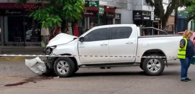 Una camioneta y un colectivo protagonizaron un impresionante choque en Resistencia