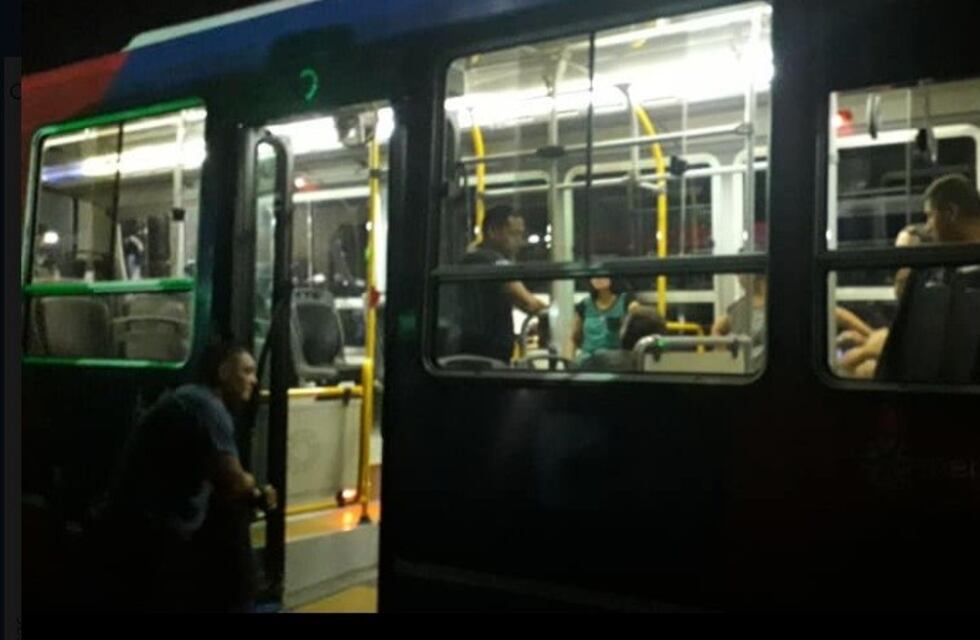 Piedrazos contra un micro dejó como saldo a varios heridos