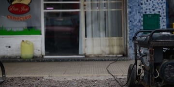 Dos vecinos de City Bell recorren las calles con un generador eléctrico para que los damnificados por el apagón puedan cargar el tanque de agua\u002E (0221)\u002E